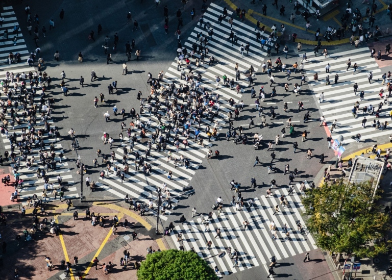 Människor i grupp uppifrån på övergångsställen i Shibuya, Tokyo. Foto: Unsplash