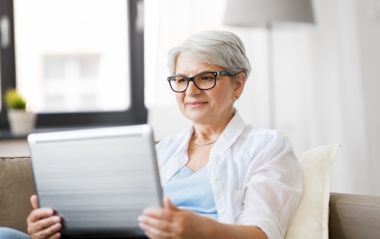 Mature woman in front of a laptop. Photo: Syda Productions/Unsplash