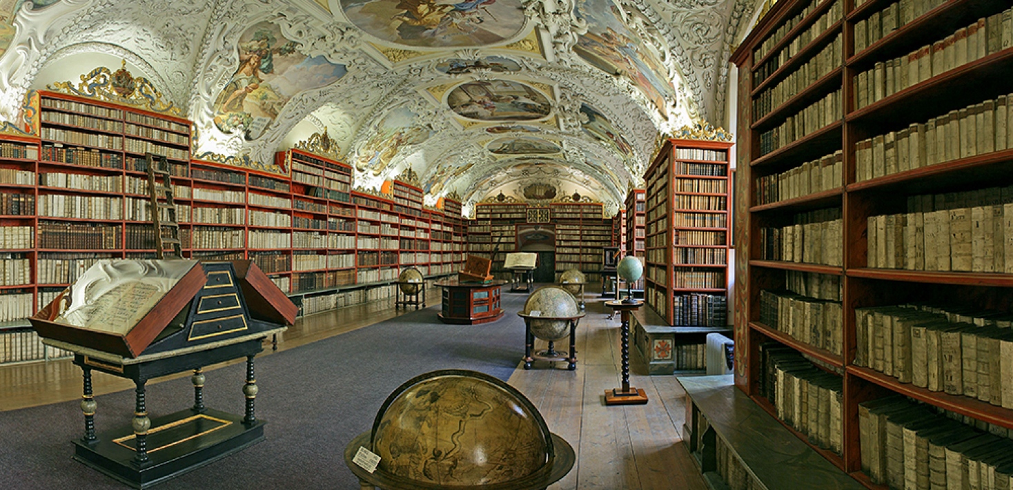 Interiör bibliotek med takmålningar, böcker, jordglob. Foto: Anthony Vodak, MostPhotos
