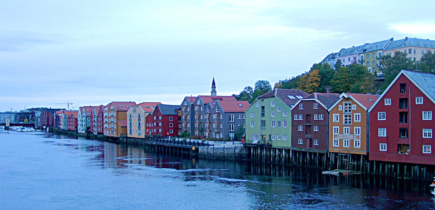 Färgglada hus vid vattnet i Trondheim, Norge . Foto: Inger Larsson