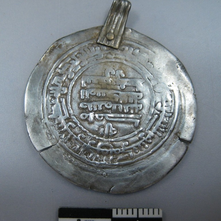 Arabic coin from the silver hoard at Viggbyholm. Photo: Arkeologerna, National Historical Museums.