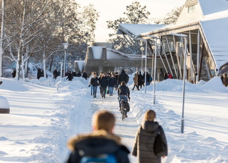 Stockholms universitet campus med studenter på vintern. Foto: Niklas Björling.