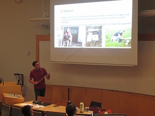Niklas Wästeby framför filmduk och föreläser, nordenskiöldsalen, stockholm universitet