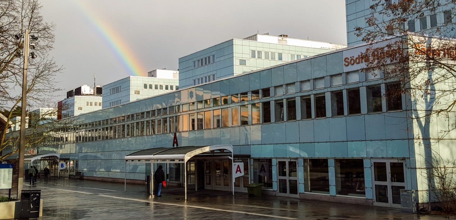 Södra huset med regnbåge över. Foto: Sten-Åke Stenberg