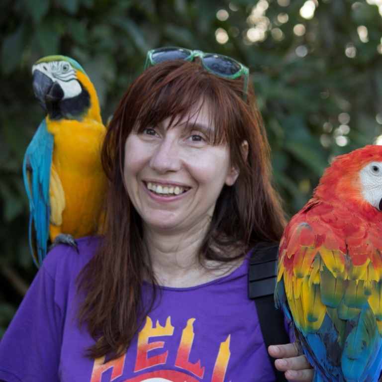 Ljuba Veselinova med två papegojor. Foto: privat