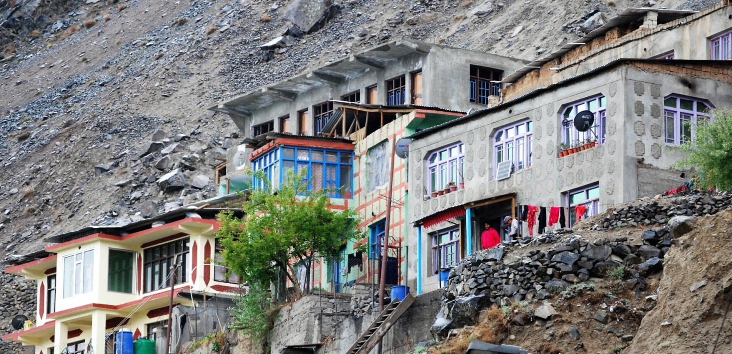 Färgglada hus på bergssluttning i Kargil, Ladakh. Foto: Henrik Liljegren