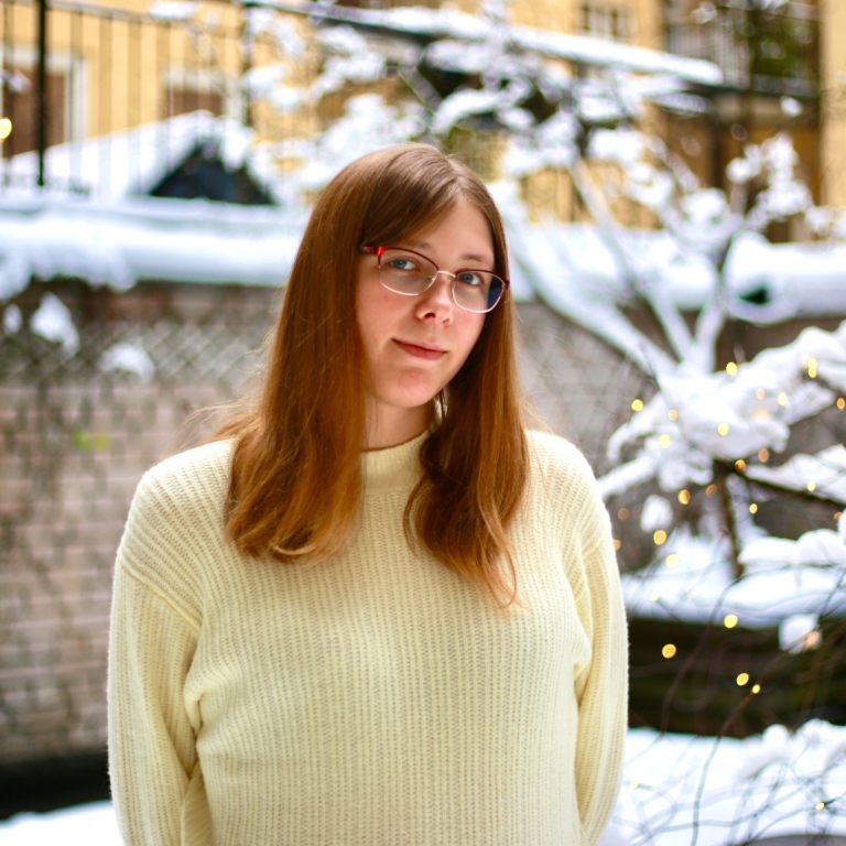 Amanda Kann på snöig innergård i Stockholm. Foto: privat