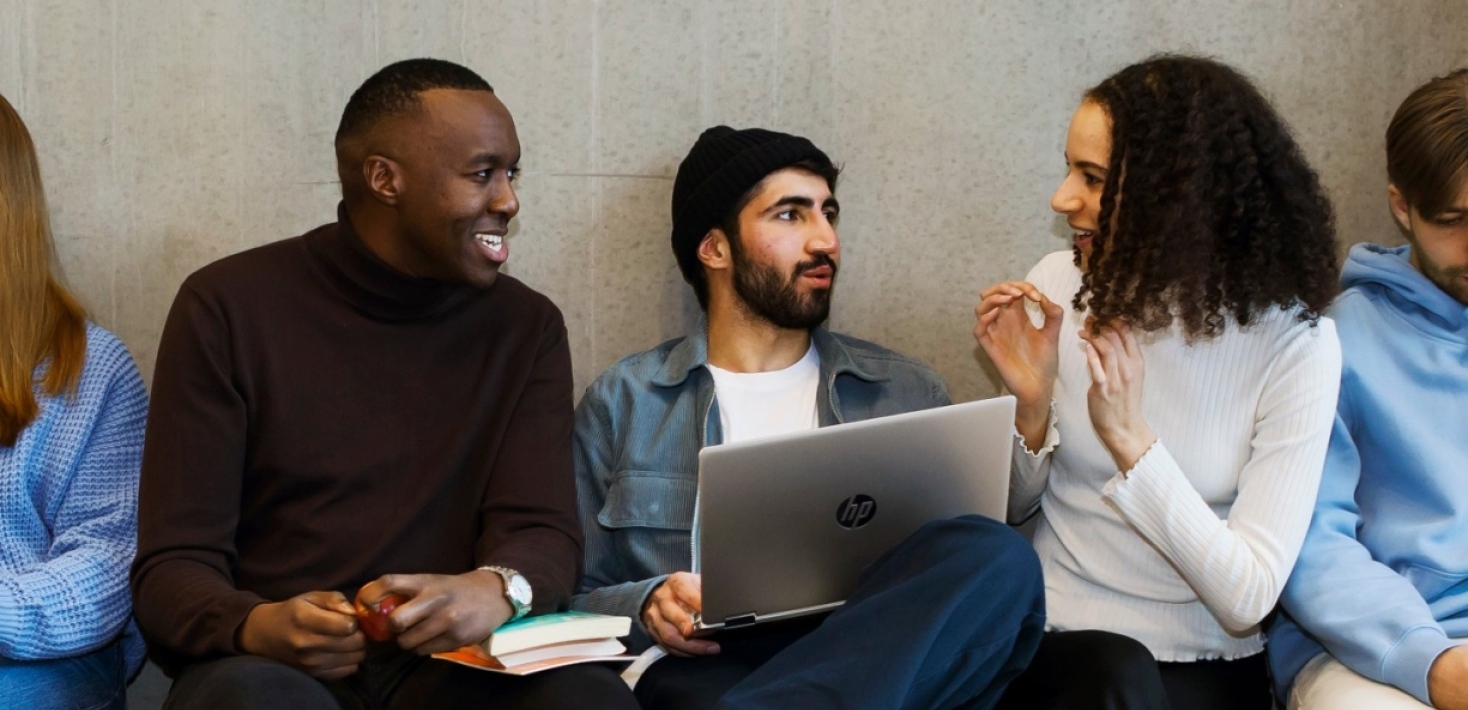 Studenter pluggar vid studieplatserna i Bergdahlrummet på Stockholms universitetsbibliotek.