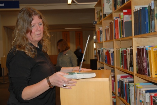 Elisabet Alm ställer tillbaka böcker. Foto: Annika Hallman