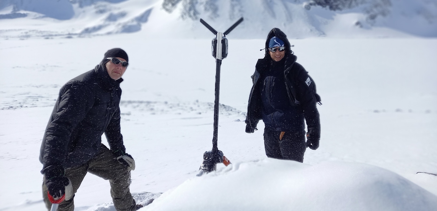 Markus Karasti och Annika Granebeck jobbar med kameran som övervakar istäcket på Tarfalasjön.