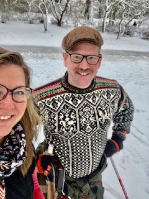 Hans Rosenberg och Anna Carlstedt skidar på campus