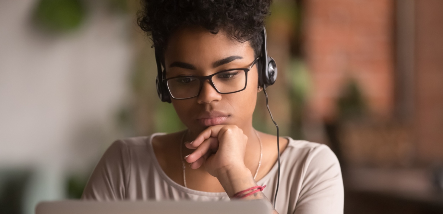 Teenage girl with headphones and laptop.