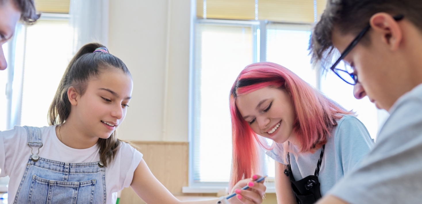 Tonåringar samarbetar i klassrummet