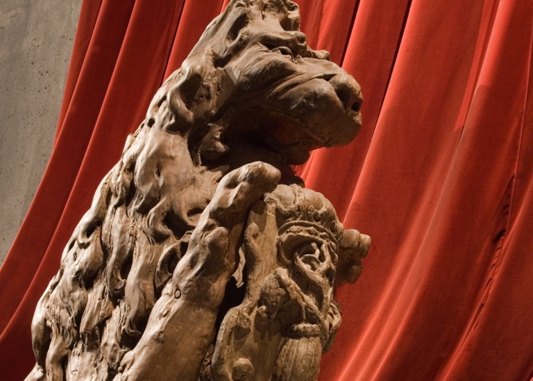 Fotografi av galjonsfigur i trä i form av ett lejon.