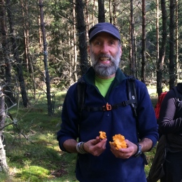 Rich Bindler holding chanterelles in swedish woods