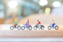 Fyra miniatyrcyklar på rad cyklar åt vänster. Foto: Anton Nita, MostPhotos