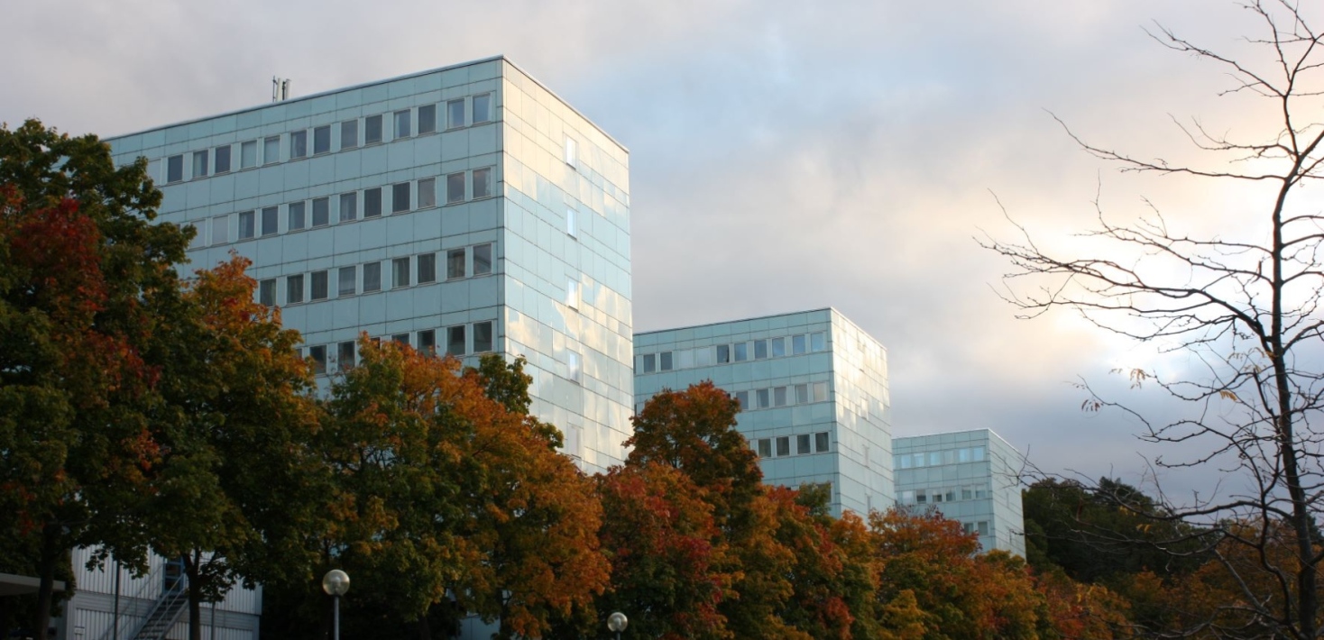 Fasaden av södra huset vid Stockholms universitet. Foto: Karin Lindahl