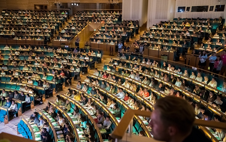 Lecture hall full of people, photo by Niklas Björkling