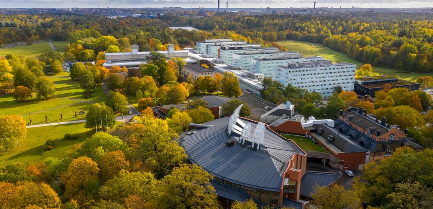 Campus Frescati med grönska, Aula Magna, Södra huset. Drönarbild. Foto: Sören Andersson