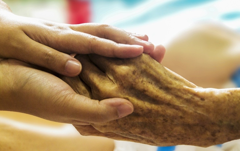 Yngre händer håller i en äldres hand. Foto: truthseeker08 från Pixabay.