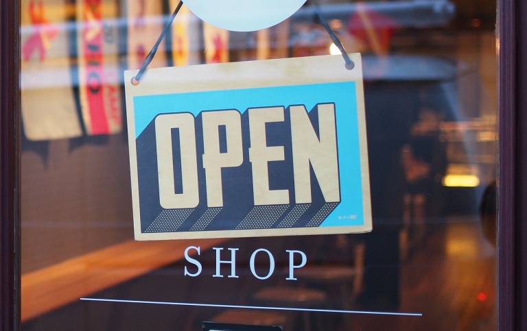 Affär med skylt "Open". Foto: StockSnap från Pixabay.