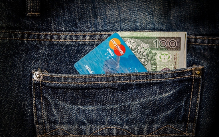 Credit card and banknote in a jeans pocket. Photo: Michal Jarmoluk from Pixabay.