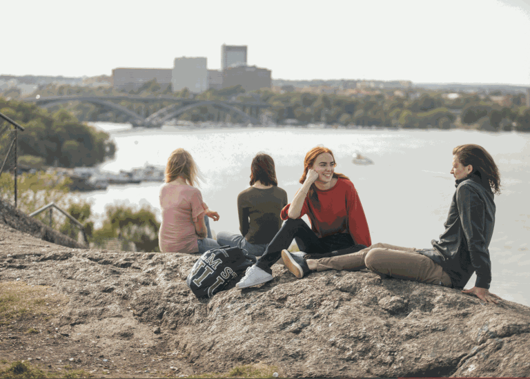 Summer evening in Stockholm, female students at Mariaberget. Photo by Niklas Björling