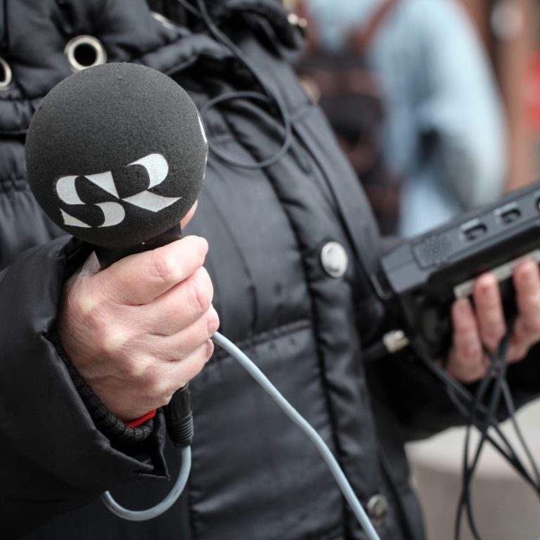 Reporter från Sveriges radio.