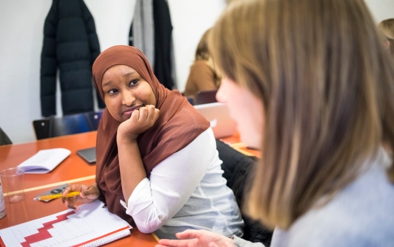Two female students talking. One wears a hijab, the other does not. Photo: Niklas Björling