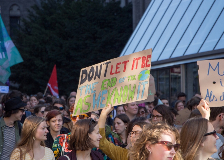 Människor i ett demonstrationståg för klimatet.