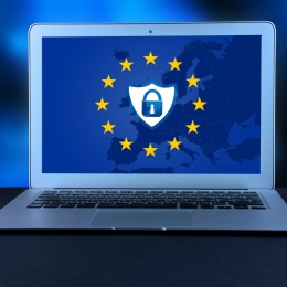 Laptop som är öppen och visar en bild på EU och en lås-ikon