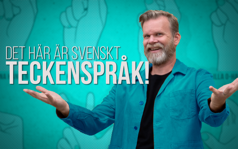 Magnus Ryttervik och textplatta: Det här är svenskt teckenspråk. Foto: Dramaski