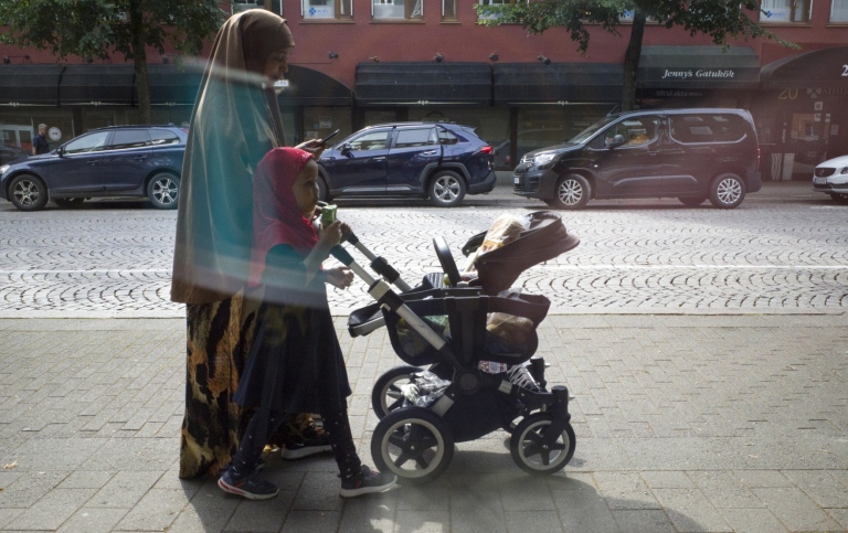 Kvinna och barn med slöja.