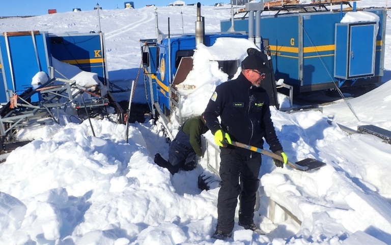 Stefan Gunnarsson och Ian Brown skottar fram bandvagnen som är översnöad och fastfrusen