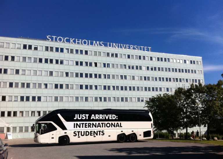 En buss för internationella studenter utanför Södra huset.
