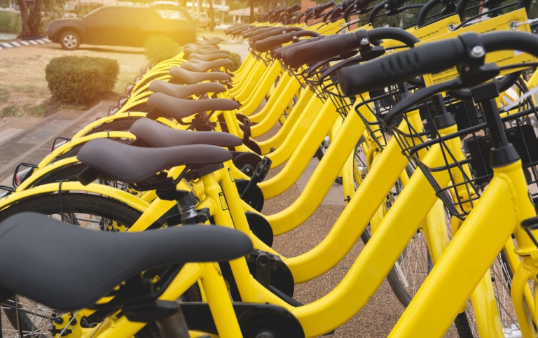 Genre photo: A row of yellow rental bicycles. Photo: Krisana Antharith/Mostphotos.