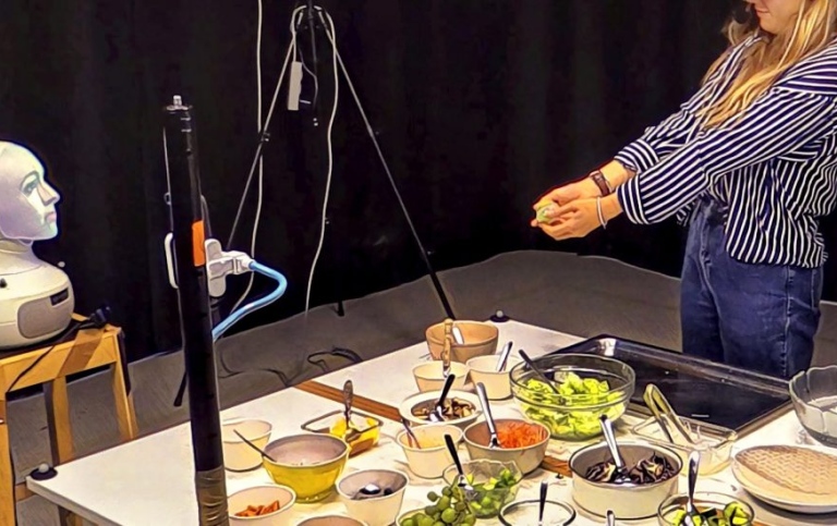 Foto från forskningen: Roboten Furhat hjälper till med matlagningen. Foto: Iolanda Leite, KTH.