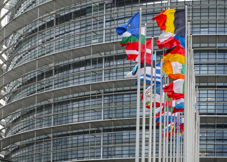 Flaggor framför Eu-parlamentet i Strasbourg. Foto: Mostphotos