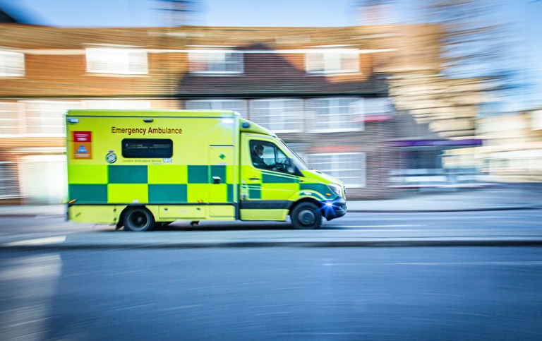 Ambulans Foto: Ian Taylor, Unsplash.