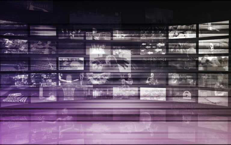 En vägg av TV-skärmar som visar svartvita bilder.