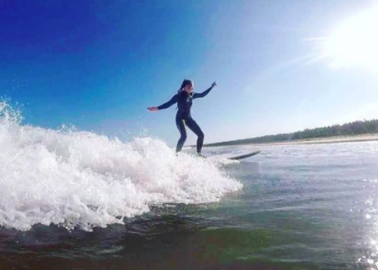 Monika surfar i havet.