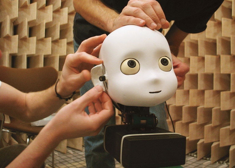 Roboten Chico är på besök i Fonetiklabbet för att få öron och hörsel- Foto: Lisa Gustavsson