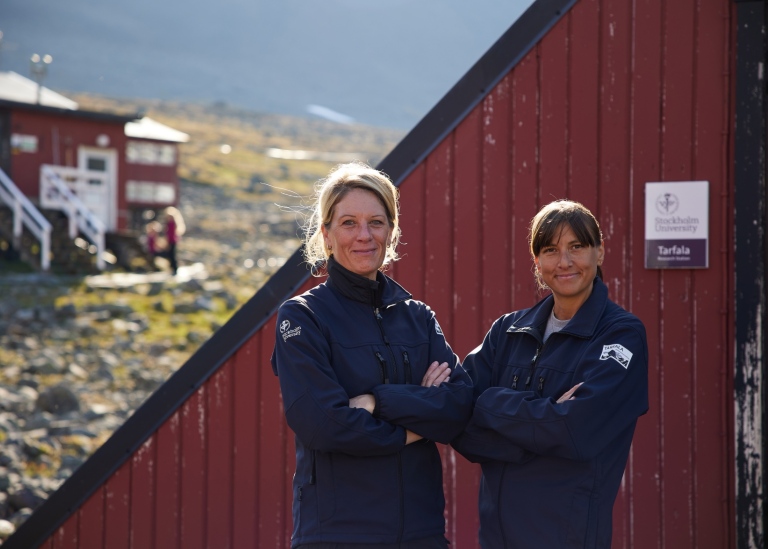 Nina Kirchner och Annika Granebeck, Tarfala forskningsstation. Fotograf Jonathan Strömberg.