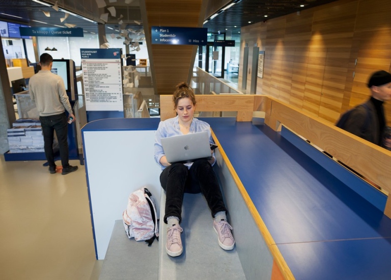 A student with a laptop in Studenthuset.