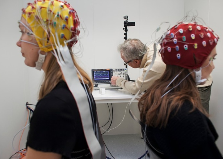 Students with EEG caps in a lab. Photo: Jens Olof Lasthein
