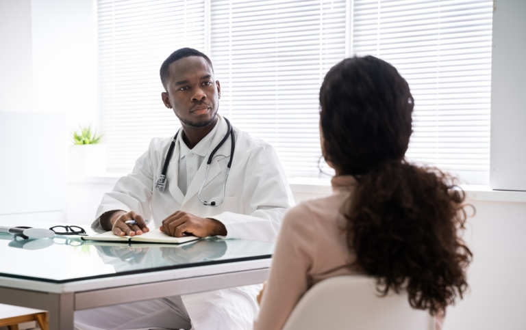 Conversation doctor patient. Photo: Andrey Popov, MostPhotos