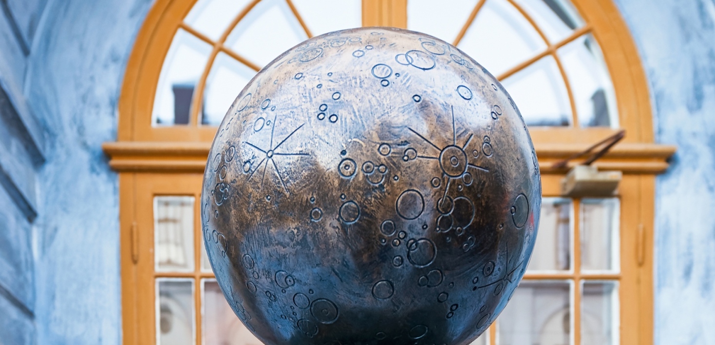 Planeten Merkurius på en pelare utanför Stadsmuseet