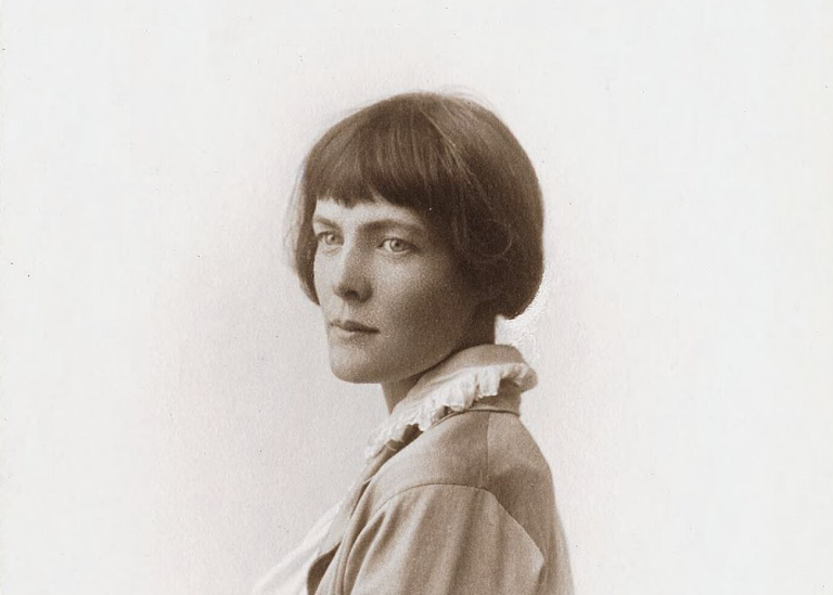 Svartvitt foto av ung kvinna. Bilden är tagen 1921.