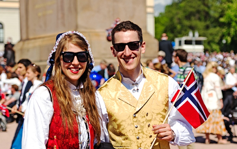 En kille och en tjej klädda i norska folkdräkter. Foto: Nataliia Anisimova, MostPhotos