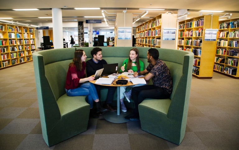 Studenter pluggar i biblioteket